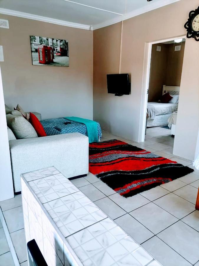 Poolside Guest House ميناء شيبستون الغرفة الصورة