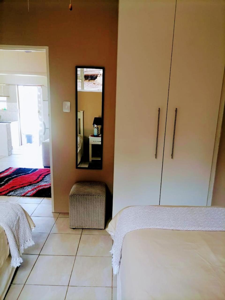 Poolside Guest House ميناء شيبستون الغرفة الصورة